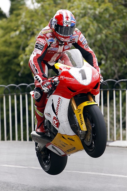 Gary Johnson on his way to his first TT podium (Glynne Lewis)